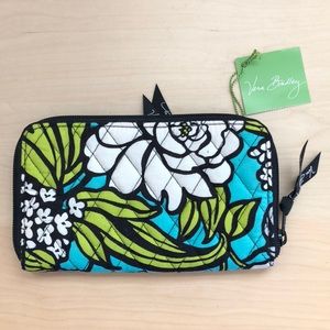 VERA BRADLEY Zip-Around Wallet